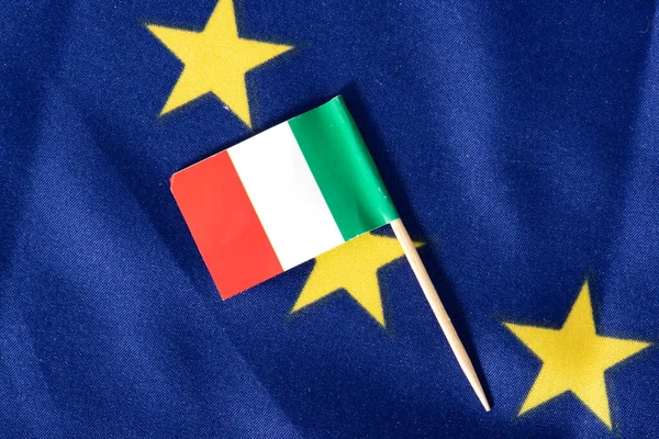 Mała Flaga Włoch Tkaninie Flagowej Unii Europejskiej Zdjęcie Stockowe