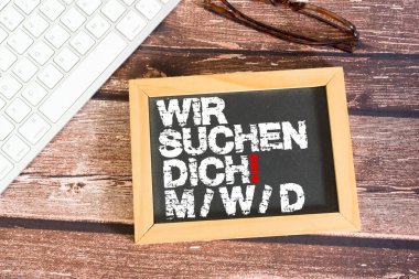 Bir ofis, karatahta ve Almanca bir iş teklifi