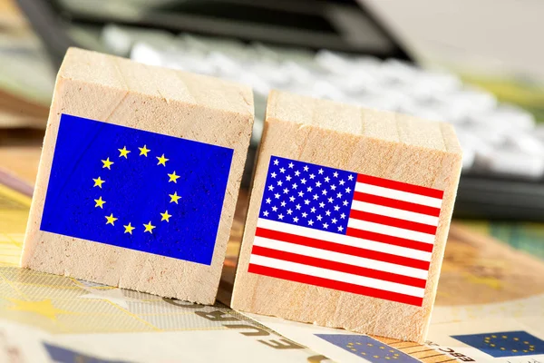 Európai Unió Usa Zászlói Eurobankjegyek Számológép — Stock Fotó