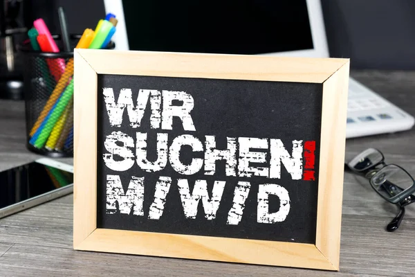 Ein Büro Eine Tafel Und Ein Jobangebot Auf Deutsch — Stockfoto