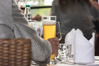 Ein Mann mit einem Glas Bier