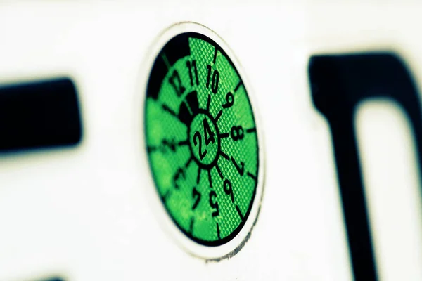 緑のTuvステッカーのクローズアップ — ストック写真