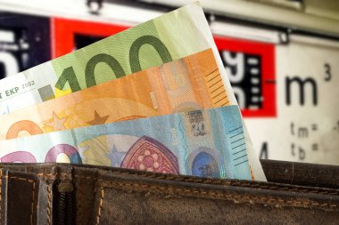 Bir gaz sayacı ve avro banknotları