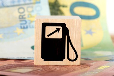 Euro banknotları, benzin pompası ve akaryakıt fiyatları