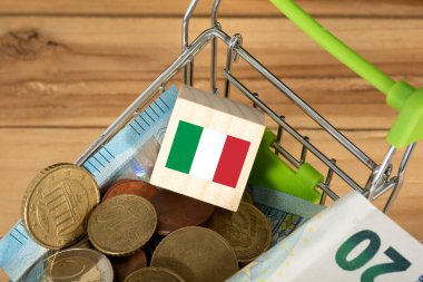 İtalya bayrağı, alışveriş arabası ve euro parası