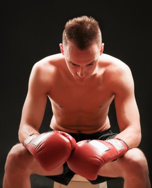 siyah arka plan üzerine izole genç yakışıklı boxer erkek