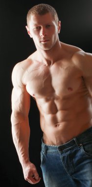 sağlıklı, kaslı, genç adam. siyah arka plan üzerine izole