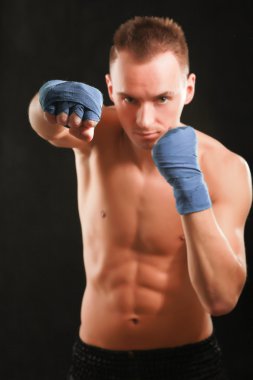 siyah arka plan üzerine izole genç yakışıklı boxer erkek