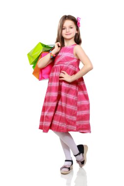 küçük kız alışveriş torbaları üzerinde beyaz arka plan ile tam boy