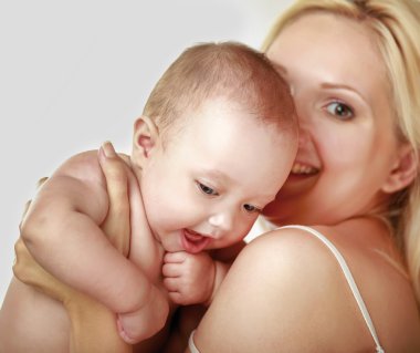 Anne kucağında bebek