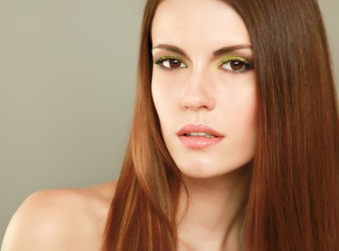 gri arka plan üzerinde izole, güzel bir kadın portresi