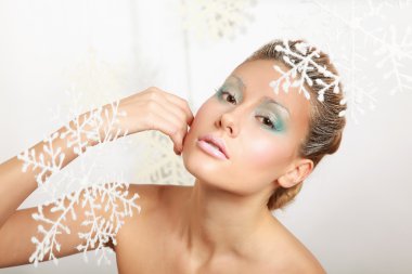 gri arka plan üzerinde izole, güzel bir kadın portresi