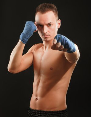 siyah arka plan üzerine izole genç yakışıklı boxer erkek