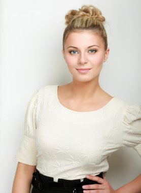 duran, beyaz zemin üzerine izole genç bir kadın