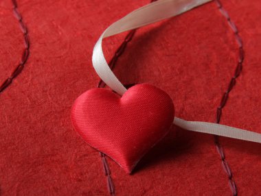 kırmızı zemin üzerine izole kalp