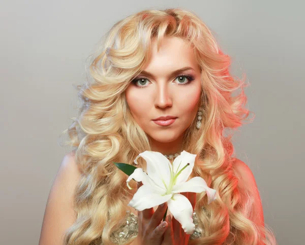 Mulher bonita com flor. Perfil retrato de menina no fundo cinza — Fotografia de Stock