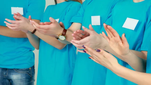 Groep van handen applaudisseren op witte achtergrond — Stockfoto