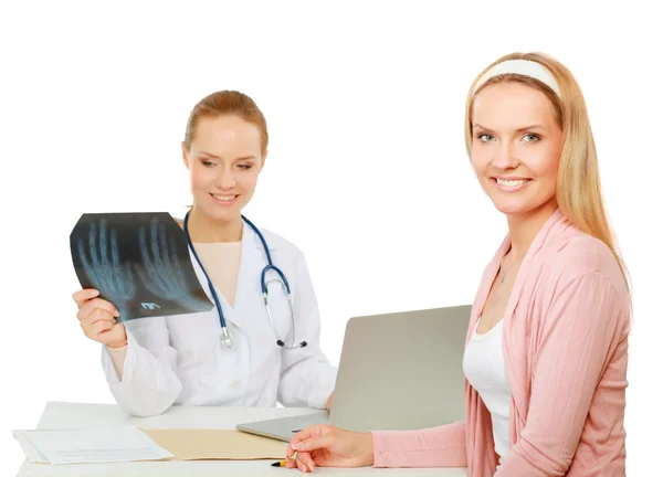 Médico explicando diagnóstico para sua paciente do sexo feminino — Fotografia de Stock