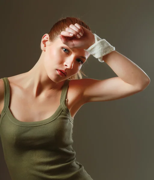 Sportowy kobieta mięśni na białym tle szary — Zdjęcie stockowe