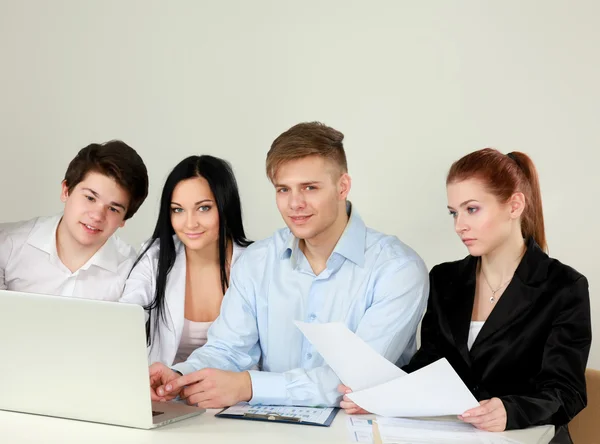Groep gelukkige jonge zakenmensen in een vergadering op kantoor — Stockfoto