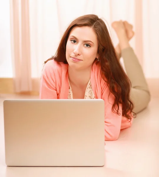 Mujer con portátil acostado —  Fotos de Stock