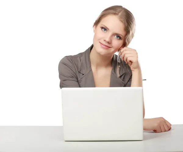 Um retrato de uma mulher de negócios sentada em uma mesa com um laptop — Fotografia de Stock