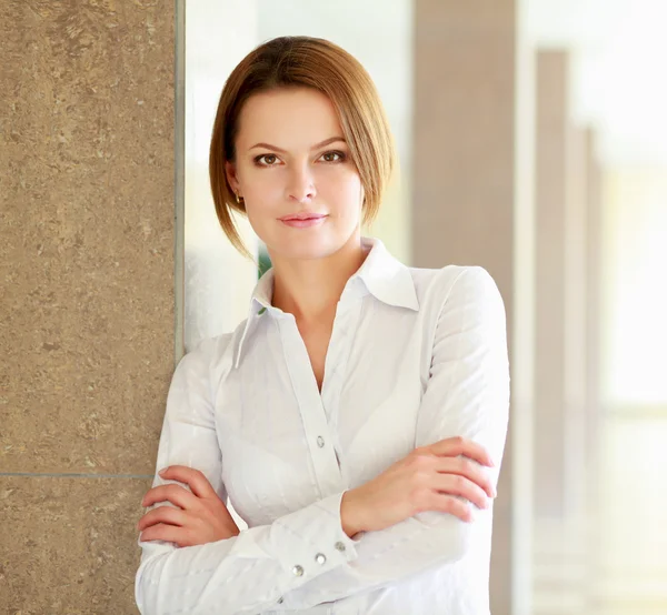 Portrait of young busineswoman standing in office lobby. — Stock Photo, Image