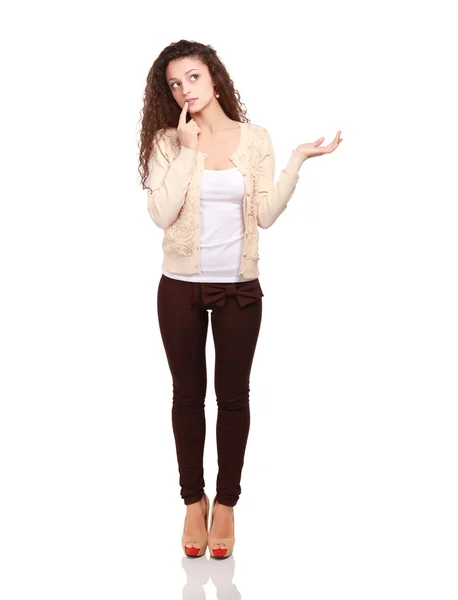 En ung kvinna som står i full längd isolerad på vit bakgrund . — Stockfoto