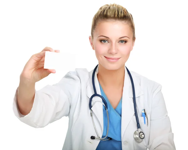 En kvinnlig läkare som håller ett tomt kort, isolerad på vit bakgrund — Stockfoto