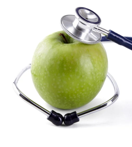 Estetoscopio y manzana verde aislados sobre fondo blanco — Foto de Stock