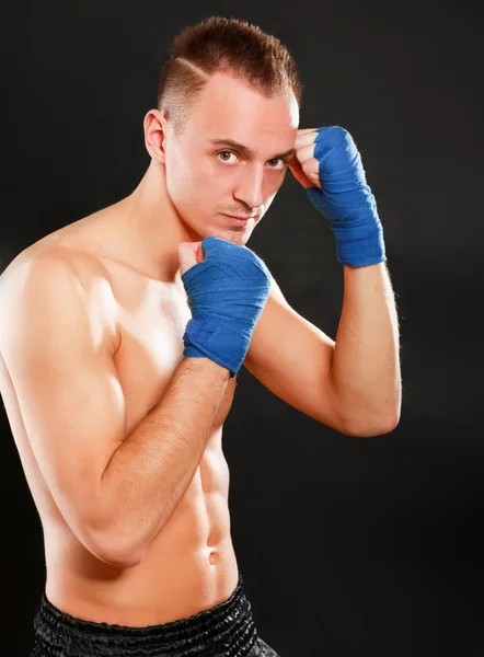 Jovem bonito boxer homem isolado no preto fundo — Fotografia de Stock