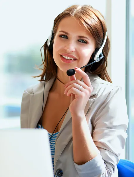 Businesswoman talking on the phone while working on her computer at the office — Stock Photo, Image