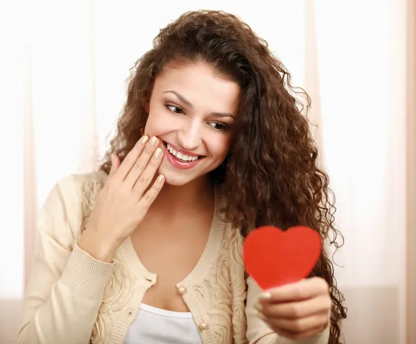 Mooie lachende Kaukasische vrouw met hartsymbool — Stockfoto