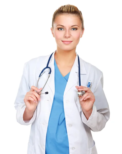 Молодая женщина врач со стетоскопом изолированы на белом фоне — стоковое фото
