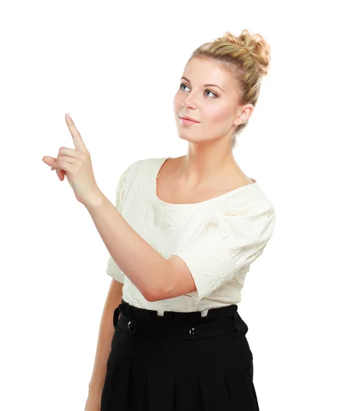 En ung kvinna som pekar på något, isolerad på grå bakgrund — Stockfoto