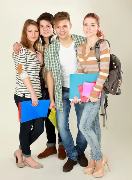 Grote groep van lachende vrienden permanent samen geïsoleerd op witte achtergrond — Stockfoto