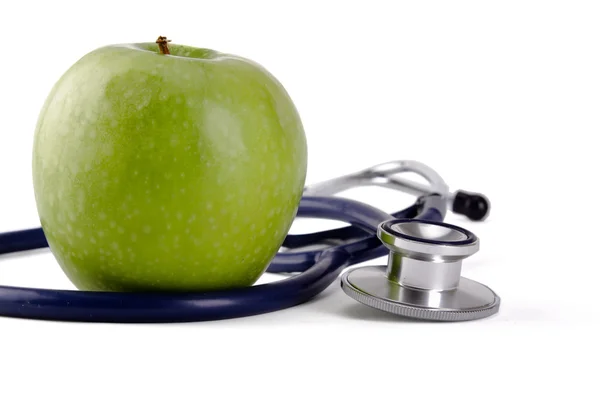 Stetoskop ve yeşil elma beyaz arkaplanda izole edilmiş. — Stok fotoğraf