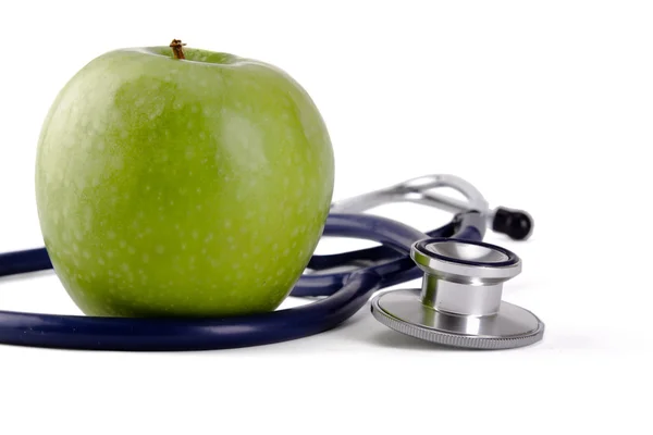 Stéthoscope et pomme verte isolés sur fond blanc — Photo