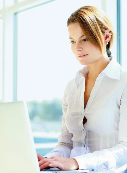 Happy businesswoman working on laptop — Stock Photo, Image