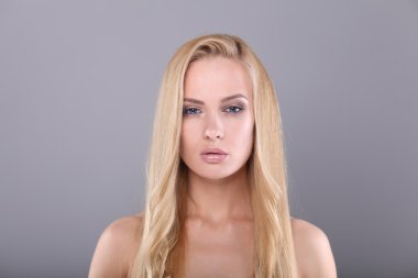 gri arka plan üzerinde izole güzel genç bir kadın portresi