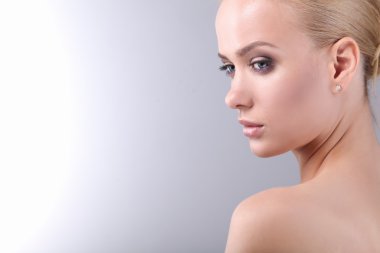 gri arka plan üzerinde izole güzel genç bir kadın portresi