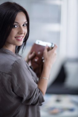 kobieta jest profesjonalny fotograf z aparatu w biurze