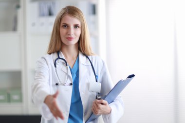 el veren genç kadın doktor portresi