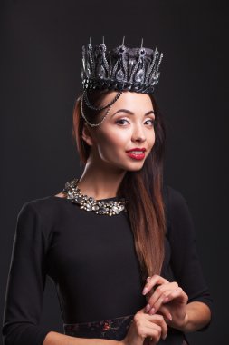 mooie vrouw met diamant kroon en jewerly, geïsoleerd op zwarte achtergrond