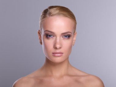 gri arka plan üzerinde izole, güzel bir kadın