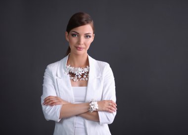 Boncuklar, gri arka plan üzerinde izole olan kadın portresi