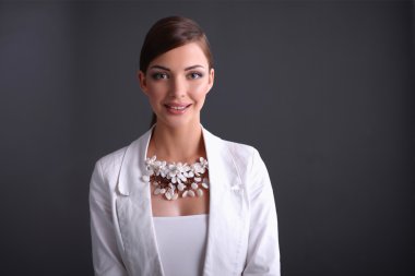 Boncuklar, gri arka plan üzerinde izole olan kadın portresi