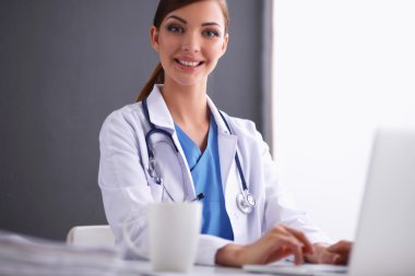 Beyaz arka planda tek başına çalışan kadın doktor