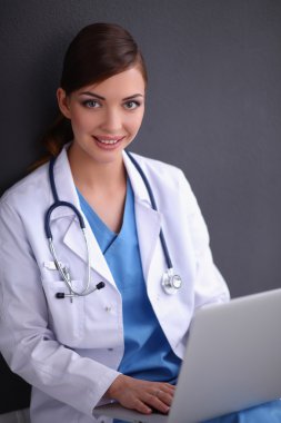 Gri arka planda çalışan kadın doktor