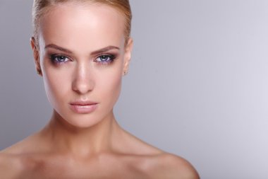 gri arka plan üzerinde izole, güzel bir kadın